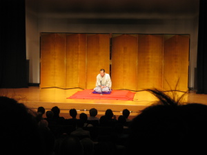 Ein echter Geschichtenerzähler: der Rakugo Künstler begeistert das Publikum ganz alleine und im Sitzen